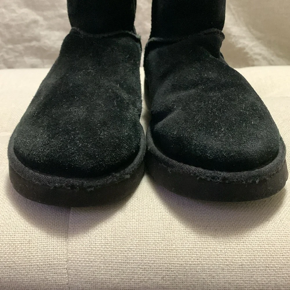 UGG WOMEN’S CLASSIC SHORT PETAL BLACK BOOTS SZ 10 WITCHY ACADEMIA ARTSY